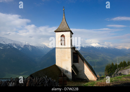 Italien, Südtirol, Vinschgau, Kirche Sankt Martin Im Kofel am Sonnenberg Stockfoto