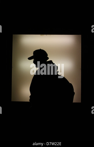 Person vorbei Neon Art Leuchte außerhalb Schaufenster in der Nacht in Rom Italien Stockfoto