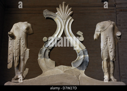 West-Giebel des Tempels von Ägina. Zwei Frauen und einem großen Palmette und Ranken Ornament. Ca. 500 BC. Glyptothek. München. Stockfoto