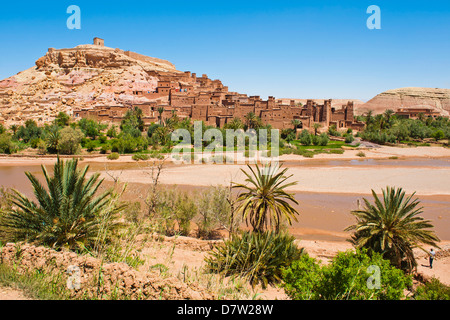 Kasbah Ait Ben Haddou und dem Ounila Fluss, UNESCO-Weltkulturerbe in der Nähe von Ouarzazate, Marokko, Nordafrika Stockfoto