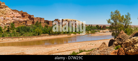 Kasbah Ait Ben Haddou und dem Ounila Fluss, UNESCO-Weltkulturerbe in der Nähe von Ouarzazate, Marokko, Nordafrika Stockfoto