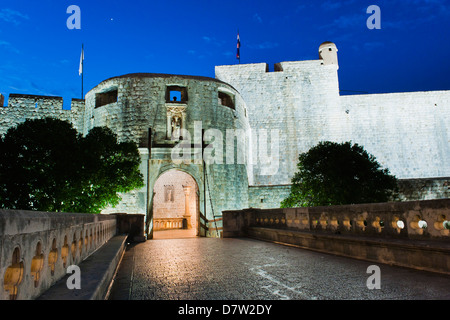 Pile-Tor in der Nacht, den Eingang zur Altstadt von Dubrovnik, Dubrovnik, Kroatien Stockfoto