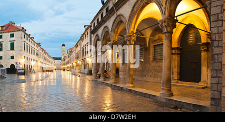 Altstadt von Dubrovnik, das Franziskanerkloster und Sponza-Palast bei Nacht, UNESCO-Weltkulturerbe, Dubrovnik, Kroatien Stockfoto