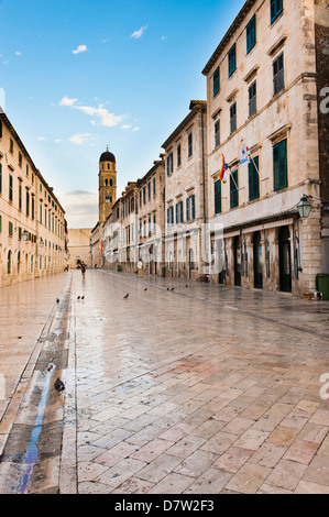 City Bell Tower auf Stradun, die Hauptstraße in Dalmatien, Kroatien, Dubrovnik, Dubrovnik Altstadt, UNESCO-Weltkulturerbe Stockfoto