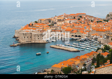 Erhöhten Blick auf die Altstadt von Dubrovnik, UNESCO-Weltkulturerbe, Dubrovnik, Dalmatien, Adria, Kroatien Stockfoto