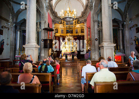 Touristen in der Kirche des Hl. Blasius, Dubrovnik Altstadt, UNESCO-Weltkulturerbe, Dubrovnik, Kroatien Stockfoto