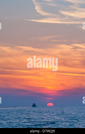 Boot fahren in den Sonnenuntergang am Strand Zlatni Rat Bol Insel Brac, Dalmatien, Adria, Kroatien Stockfoto