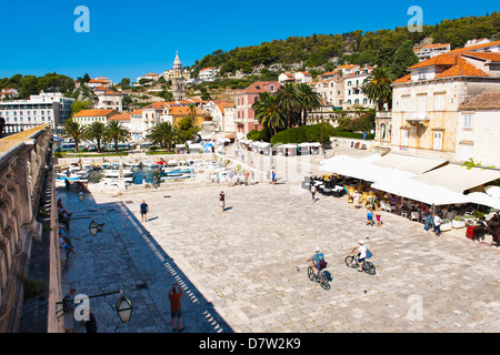 Cafés und Touristen in St. Stephens Square, Stadt Hvar, Insel Hvar, Dalmatien, Kroatien Stockfoto