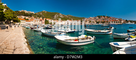 Hafen von Hvar, die spanische Festung und Hvar Stadtzentrum, Insel Hvar, Dalmatien, Adria, Kroatien Stockfoto