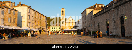 Touristen in St. Stephens Platz, Stadt Hvar, Insel Hvar, Dalmatien, Kroatien Stockfoto