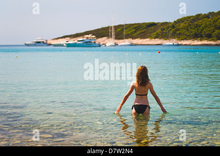 Touristischen schwimmen an einem Strand in die Pakleni Inseln (Paklinski Inseln), in der Nähe der Insel Hvar, Dalmatien, Adria, Kroatien Stockfoto