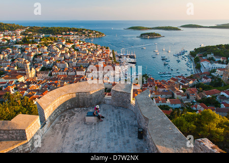 Stadt Hvar und Touristen in Hvar spanische Festung (Fortica) bei Sonnenuntergang, Insel Hvar, Dalmatien, Adria, Kroatien Stockfoto