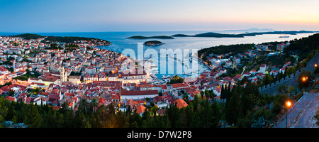 Stadt Hvar und die Pakleni Inseln (Paklinski Inseln) bei Nacht, Insel Hvar, Dalmatien, Adria, Kroatien Stockfoto