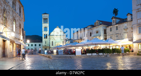 St. Stephens Square (Trg Svetog Stjepana), Restaurant am Abend, die Stadt Hvar, Insel Hvar, Dalmatien, Kroatien Stockfoto