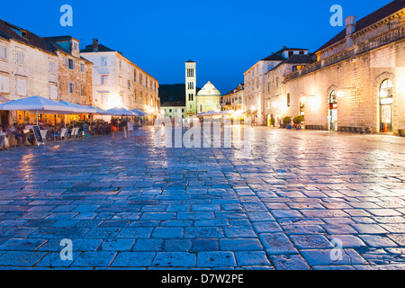 St. Stephens Cathedral in St. Stephens Square bei Nacht, Stadt Hvar, Insel Hvar, Dalmatien, Kroatien Stockfoto