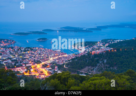 Stadt Hvar und die Pakleni Inseln (Paklinski Inseln) bei Nacht, Dalmatien, Adria, Kroatien Stockfoto