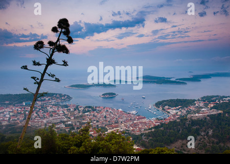 Stadt Hvar und die Pakleni Inseln (Paklinski Inseln) bei Nacht, Dalmatien, Adria, Kroatien Stockfoto