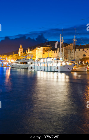 Die Stadt Trogir mit Booten im Hafen bei Nacht, Dalmatien, Adria, Kroatien Stockfoto