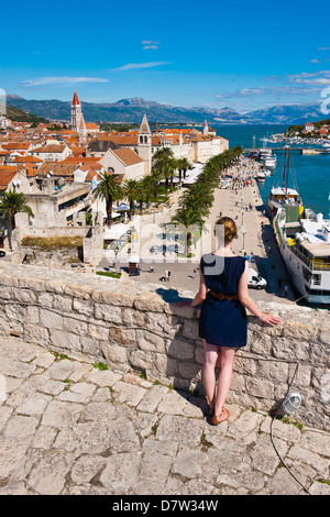 Touristen genießen Sie den Blick von Festung Kamerlengo in Trogir Wasser, Trogir, UNESCO-Weltkulturerbe, Adria, Kroatien Stockfoto