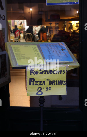 spezielle Studenten bieten im Restaurant in Lucca, Toskana, Italien Stockfoto