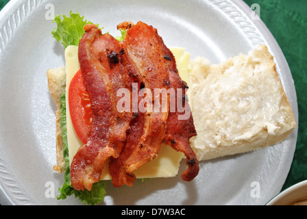 BLT-Sandwich für das Mittagessen (Speck, Salat und Tomate) Stockfoto