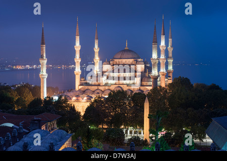 Sultan-Ahmet-Moschee (blaue Moschee) in der Dämmerung, Istanbul, Türkei Stockfoto