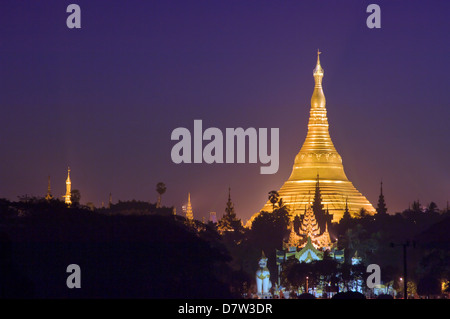 Goldene Stupa vor Sonnenaufgang, Shwedagon-Pagode, Rangun (Yangon), Burma (Myanmar) Stockfoto