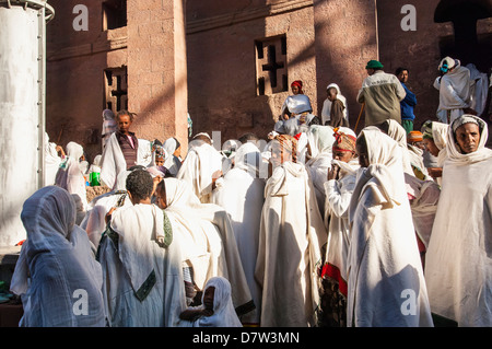 Pilger mit dem traditionellen weißen Schal, Teilnahme an einer Zeremonie in der Bete Medhane Alem Kirche, Lalibela, Amhara, Äthiopien Stockfoto