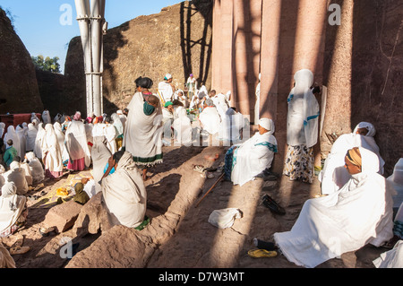 Pilger mit dem traditionellen weißen Schal, Teilnahme an einer Zeremonie in der Bete Medhane Alem Kirche, Lalibela, Amhara, Äthiopien Stockfoto