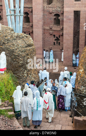 Pilger mit dem traditionellen weißen Schal, Teilnahme an einer Zeremonie in der Bete Medhane Alem Kirche, Lalibela, Amhara, Äthiopien Stockfoto