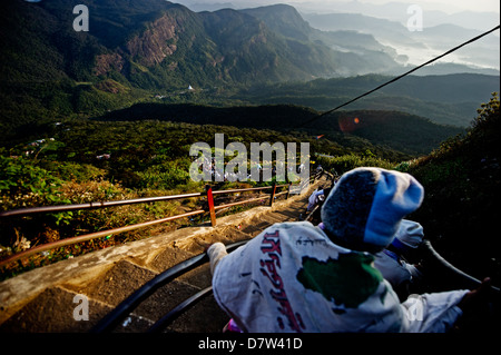 Pilger absteigend Sri Pada (Adam es Peak) in der Morgensonne, Sri Lanka Stockfoto