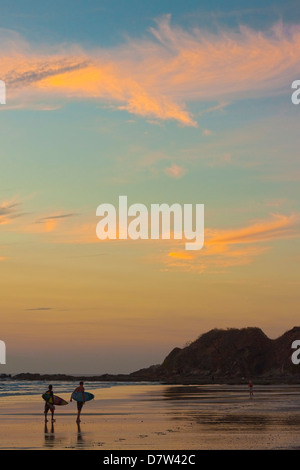 Surfer bei Sonnenuntergang am Playa Guiones surf Strand, Nosara, Nicoya Halbinsel, Provinz Guanacaste, Costa Rica Stockfoto