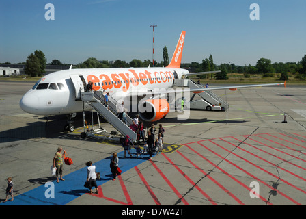 Die Passagiere aussteigen Easyjet Flug am Flughafen Berlin Schönefeld. Stockfoto