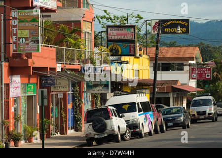 Zentrum der Stadt und Zentrum für touristische Aktivitäten in der Nähe von heißen Quellen und Vulkan Arenal, La Fortuna, Provinz Alajuela, Costa Rica Stockfoto