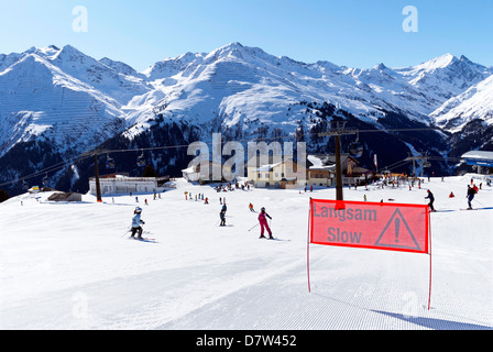 Skifahrer und Zeichen warnen zu verlangsamen, an den hängen oberhalb St. Anton in Tirol Stockfoto