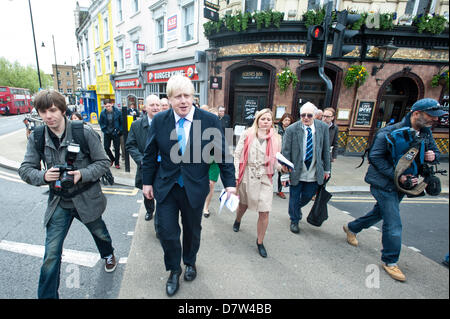 London, UK - 14. Mai 2013: der Bürgermeister von London, Boris Johnson, führt einen kurzen Rundgang um Wimbledon High Street, lokale Leute zu treffen, da er hilft, eine öffentliche Konsultation zur vorgeschlagenen Routen für Crossrail 2 zu starten. Bildnachweis: Piero Cruciatti/Alamy Live-Nachrichten Stockfoto