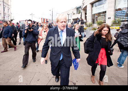 London, UK - 14. Mai 2013: der Bürgermeister von London, Boris Johnson, führt einen kurzen Rundgang um Wimbledon High Street, lokale Leute zu treffen, da er hilft, eine öffentliche Konsultation zur vorgeschlagenen Routen für Crossrail 2 zu starten. Bildnachweis: Piero Cruciatti/Alamy Live-Nachrichten Stockfoto