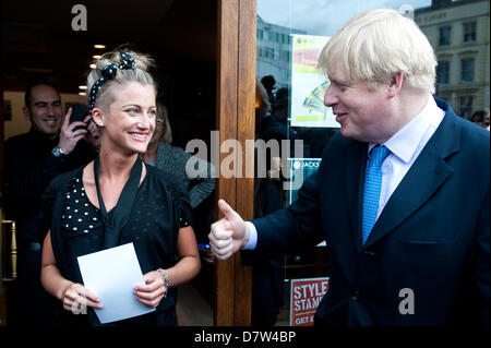 London, UK - 14. Mai 2013: der Bürgermeister von London, Boris Johnson, führt einen kurzen Rundgang um Wimbledon High Street, lokale Leute zu treffen, da er hilft, eine öffentliche Konsultation zur vorgeschlagenen Routen für Crossrail 2 zu starten. Bildnachweis: Piero Cruciatti/Alamy Live-Nachrichten Stockfoto