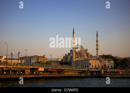 Die neue Moschee (Yeni Cami) und Galata-Brücke, Istanbul, Türkei Stockfoto