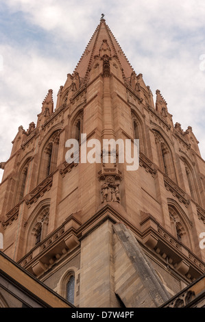 Eine beeindruckende Turm an der Südwestecke von Str. Pauls anglikanische Kathedrale in der Innenstadt von Melbourne, Australien. Stockfoto