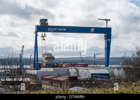 HMS Queen Elizabeth, die erste der neuen Flugzeugträger der Royal Navy in ihrem Baudock in Rosyth. Stockfoto