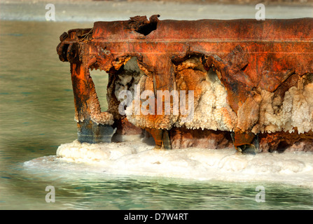 Israel, Totes Meer Salz Crystalization auf einem Metall Pier verursacht durch Wasserverdunstung Stockfoto