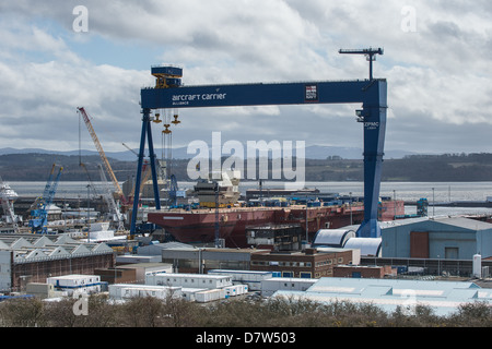 HMS Queen Elizabeth, die erste der neuen Flugzeugträger der Royal Navy in ihrem Baudock in Rosyth. Stockfoto