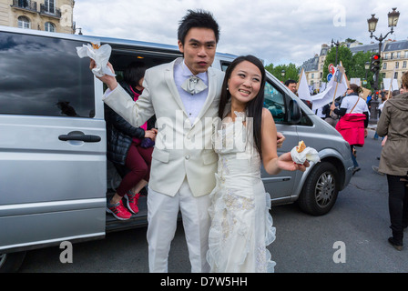 Paris, Frankreich, Junge Brautpaare Chinesische Hochzeit, Paar, Frau im Hochzeitskleid, aus dem Auto, auf der Straße, romantische Touristen asien in europa Stockfoto