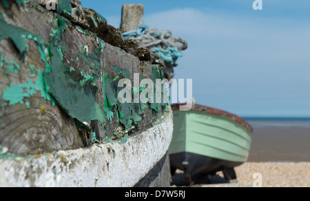 Angelboote/Fischerboote am Strand von Littlestone Kent wiederhergestellt wird. Stockfoto