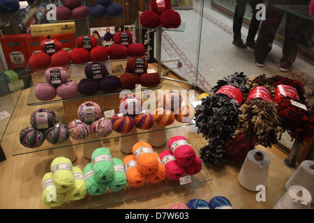 Wolle-Shop in der Nacht in Lucca Toskana Italien Stockfoto