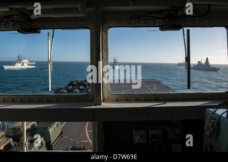 NATO-Kriegsschiffe l/r: HMCS St. John, HMLMS Rotterdam, HMCS Iroquois, HMS illustren, HMCS Preserver, HMS Diamond von HMS Bulwark. Stockfoto