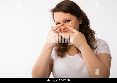 Junge Brünette kaukasischen Mädchens Überprüfung ihr Gesicht und Teint Haut Stockfoto