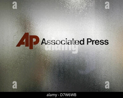 Datei - eine Archiv Bild vom 25. September 2009 zeigt das Logo der US-Nachrichtenagentur Associated Press (AP) auf der Eingangstür dann zentrale Redaktion AP Deutschlands in Frankfurt Main, Deutschland. AP behauptet, dass sie durch das US Department of Justice ausspioniert worden. AP hat in den USA am 13. Mai 2013 angekündigt, dass das Justizministerium die Traffic-Daten von mehr als 20 Verbindungen von der Medien-Unternehmen und ihre Journalisten heimlich erhalten hatte. Foto: Frank Rumpenhorst Stockfoto