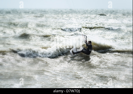 Kite Boarder auf Waveriding Boards, Worthing. Bild von Julie Edwards Stockfoto